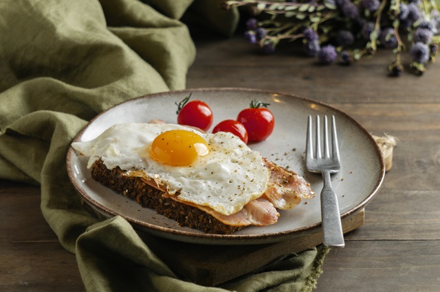Диетолог озвучила самый вредный вид яичницы для завтрака