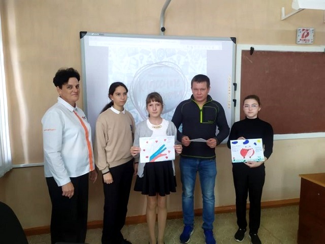 Встретившийся с учениками родной школы боец СВО из Татарстана призвал ребят любить Родину