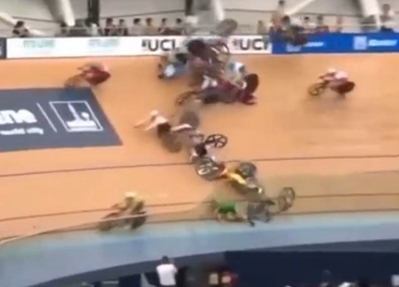 Страшная авария велогонщиц на Олимпиаде в стиле домино попала на видео