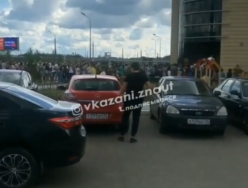 Жители Казани сняли на видео очередь людей, дожидающихся входа в ТЦ