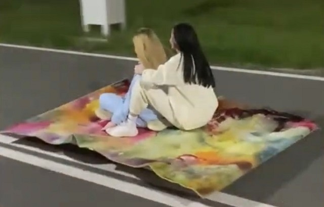 Промчавшихся на «ковре-самолете» девушек сняли на видео в Набережных Челнах