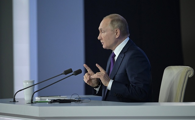 Песков: пандемия не позволяет Путину очно общаться со СМИ так часто, как хотелось бы