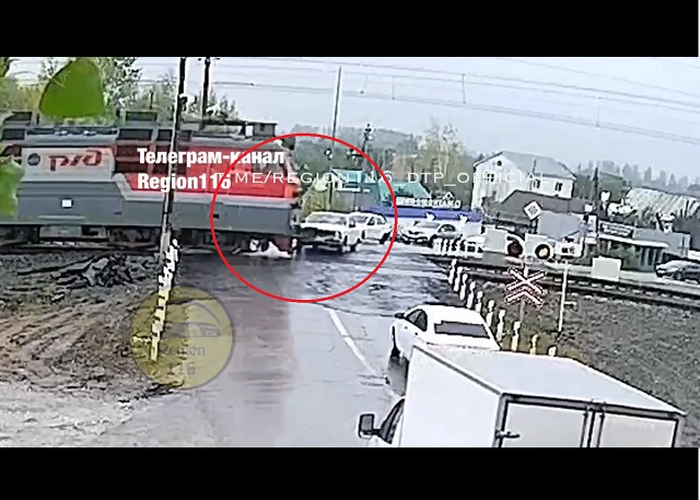 Неудачная попытка автомобилиста из Казани проскочить перед поездом попала на видео