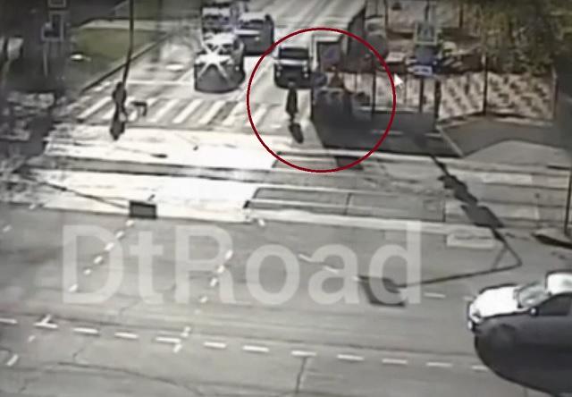 Видео: в Москве лихач сбил бабушку и ребенка в коляске, объезжая пробку на светофоре