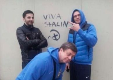 Украинский боксер Усик сделал фото на фоне граффити с изображением Сталина