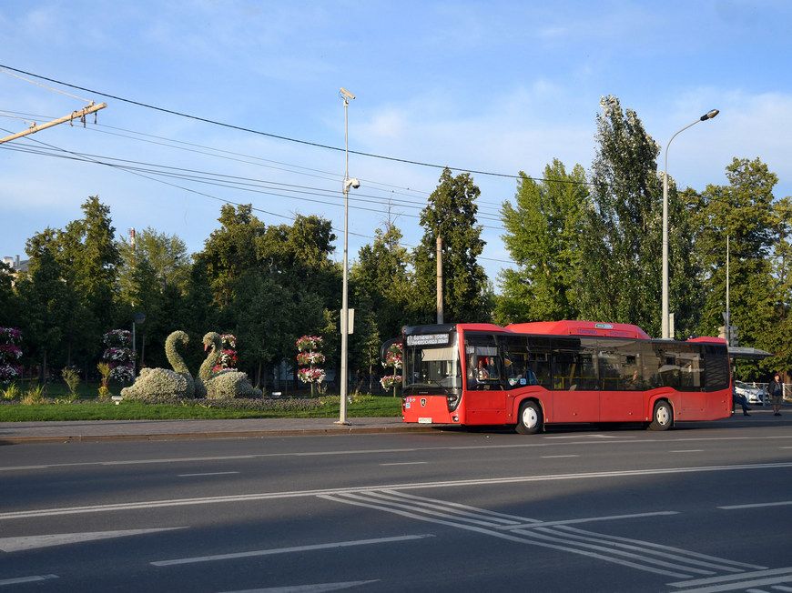 На остановке Файзи в Казани из автобуса выпала женщина и девочка 