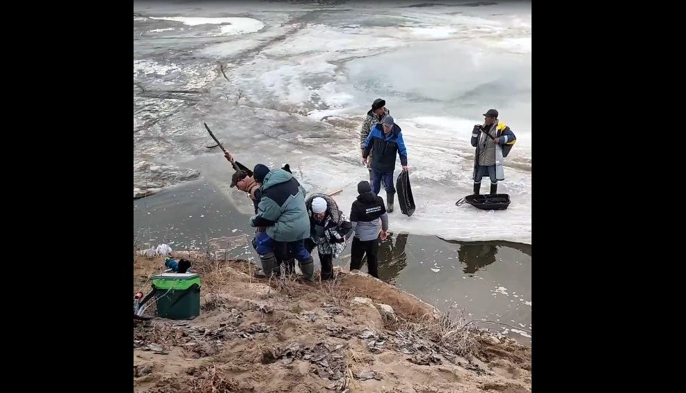 На льдине, как на бригантине: в Нижнекамске рыбаков оторвало от берега - видео