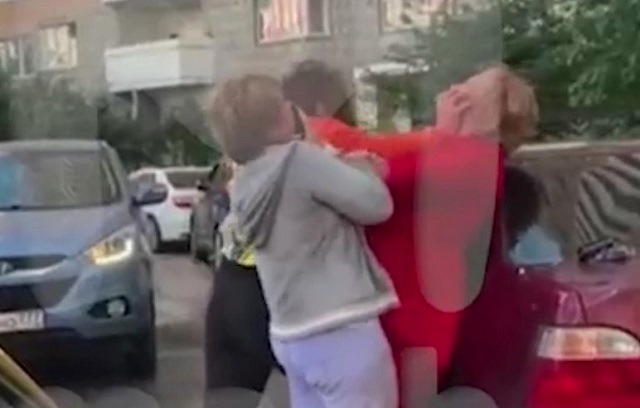 Кулачный бой не поделивших дорогу женщин попал на видео в Подмосковье