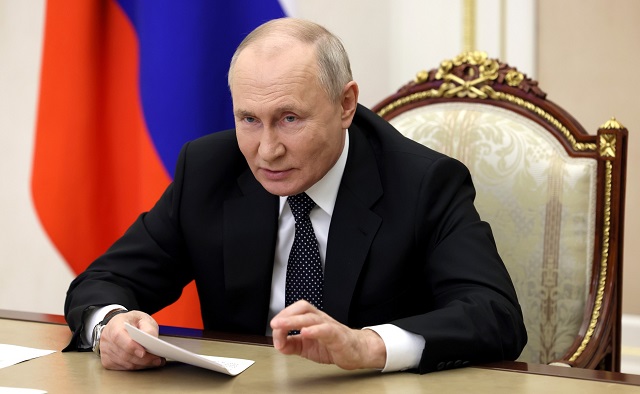 Путин распорядился ввести в России цифровые паспорта
