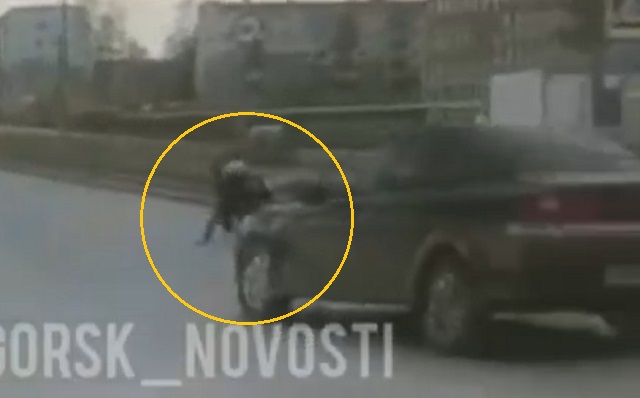 Видео: пытавшийся проскочить на «красный» автохам едва не задавил детей в Татарстане 