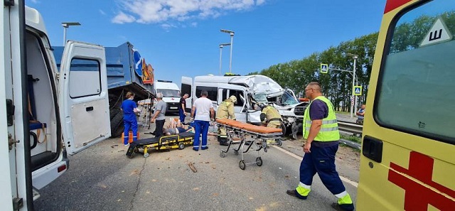 Шесть человек получили смертельные травмы в жестком ДТП с грузовиком в Башкирии