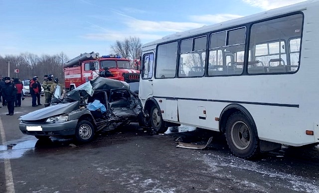 Водитель «Богдана» погиб в лобовом столкновении с автобусом на трассе в Татарстане