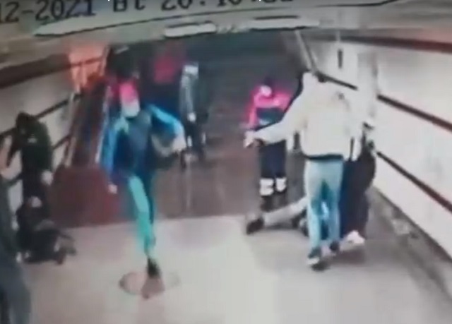 Mash опубликовал видео очередного избиения жителя Москвы мигрантами