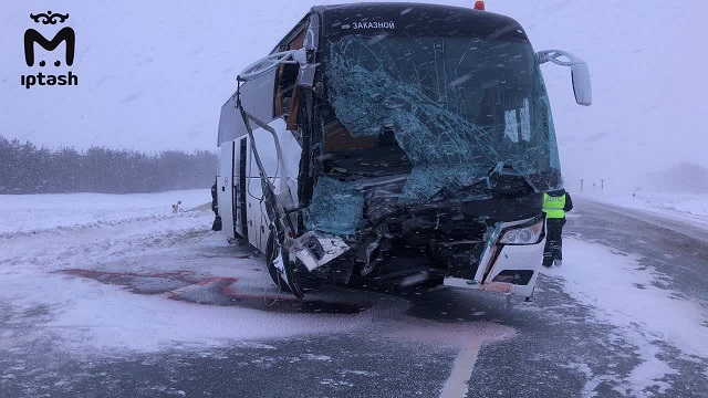 Пассажирский автобус влетел в снегоуборочную машину на трассе в Татарстане