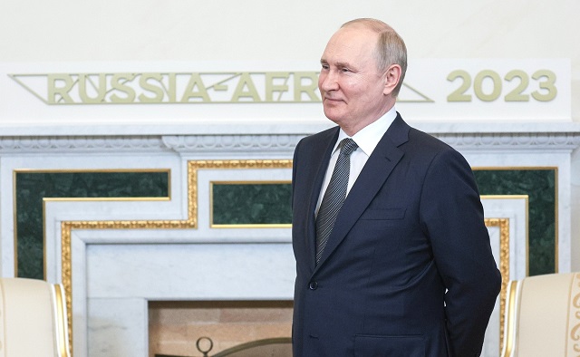 Президент России поручил правительству принять меры по укреплению рубля