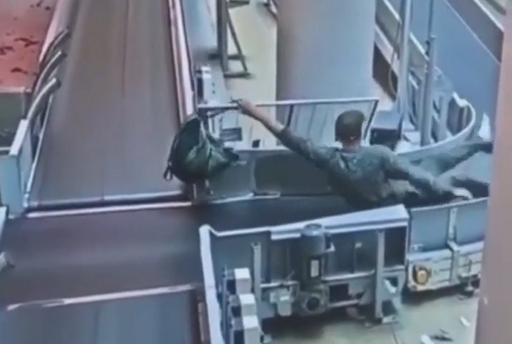 Курьезное видео: пьяный пассажир пытался пробраться в самолет по багажной ленте 
