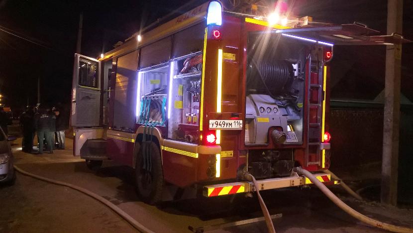 Пять детей и десять взрослых эвакуировали в Казани из горящего дома