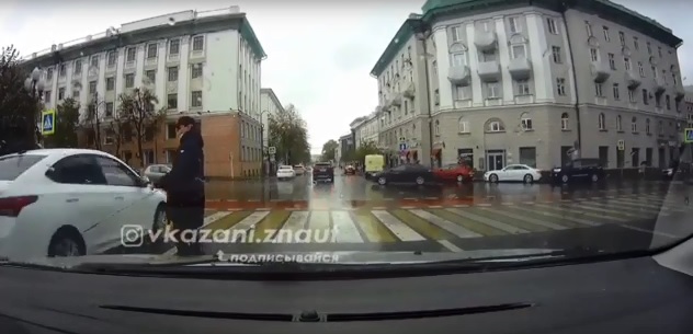 В Казани автохам на иномарке едва не сбил незрячего пешехода – видео