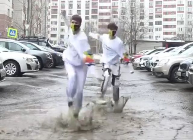 Танцующие блогеры решили привлечь внимание к затопляющим улицы Казани лужам