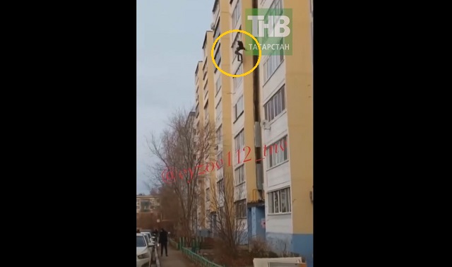 Момент смертельного падения мужчины с крыши высотки в Альметьевске попал на видео