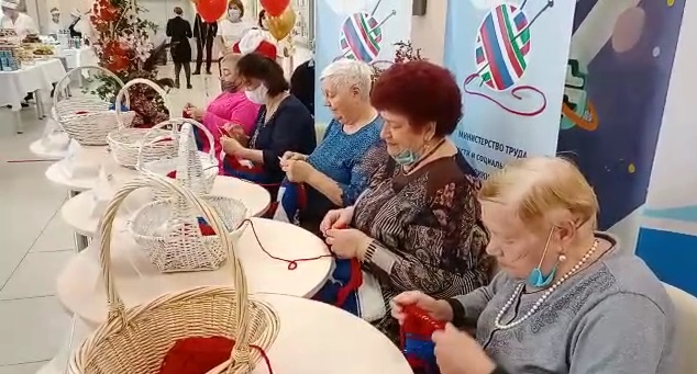 Казанда пенсионерлар арасында Россия триколорын бәйләү буенча чемпионат узды