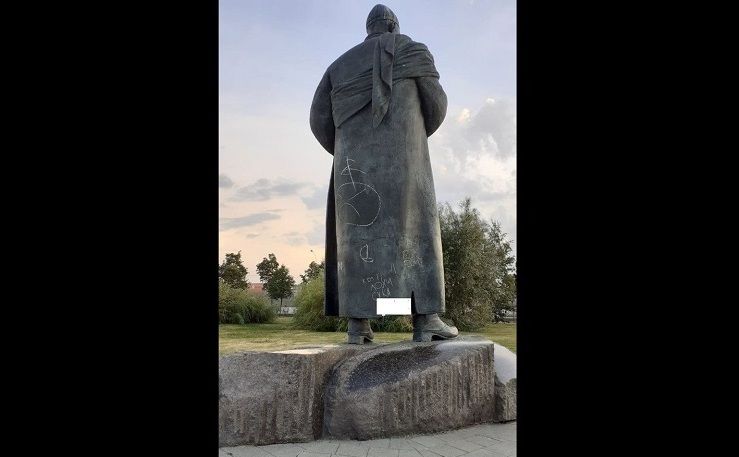 Вандалы разрисовали памятник поэту Кул Гали в центре Казани