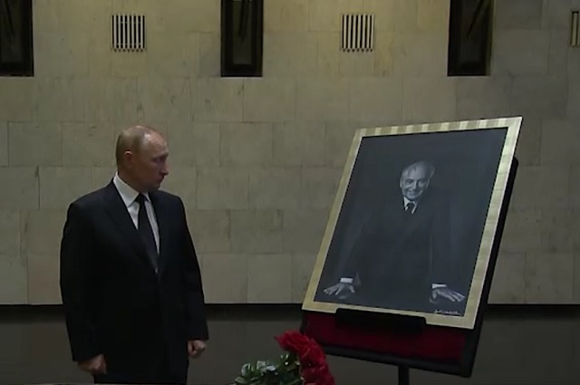 Видео: Владимир Путин приехал в ЦКБ, чтобы проститься с Михаилом Горбачевым