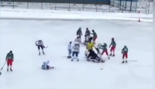 В Дербышках детские команды по бенди устроили массовую драку на льду (ВИДЕО)