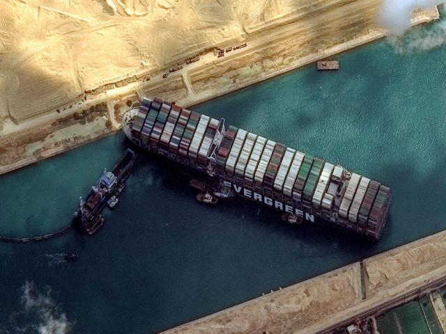 Причиной блокировки Суэцкого канала стал опасный маневр