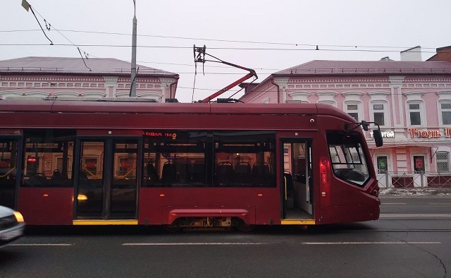 В Казани во время движения задымился трамвай