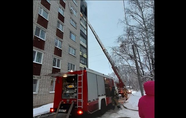 Казанские пожарные вытащили из горящей квартиры двух детей
