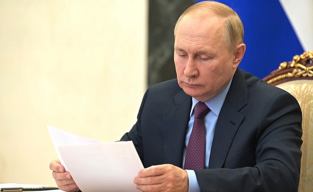 Путин подписал закон о праве наследников оспаривать отцовство в суде