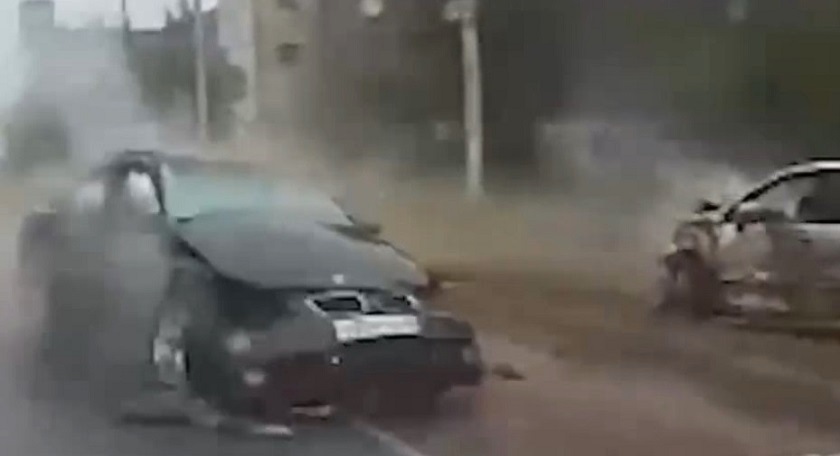 Видео: пьяная автохамка на BMW вылетела на встречку и протаранила машину с детьми