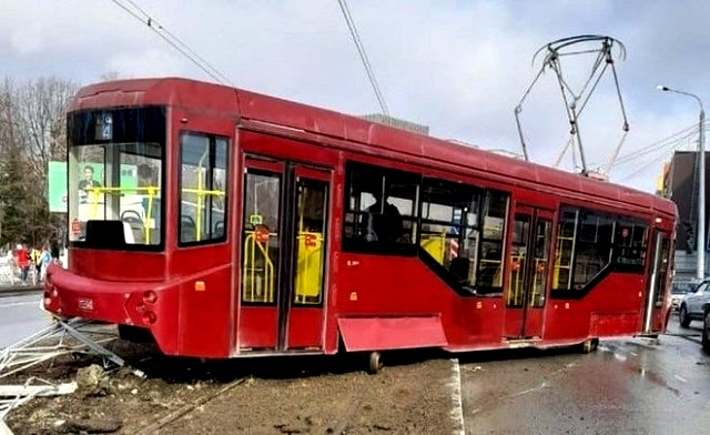 Очередной трамвай сошел с рельсов в Казани