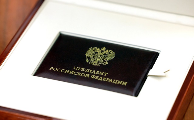 Памфилова вручила Путину удостоверение Президента России на новый срок полномочий