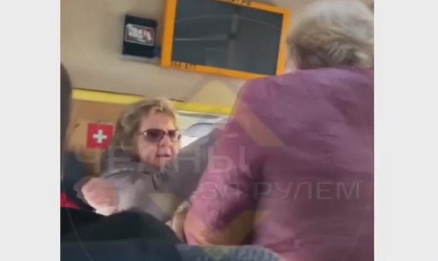 В Челнах бойкие пенсионерки схлестнулись из-за места в автобусе – видео