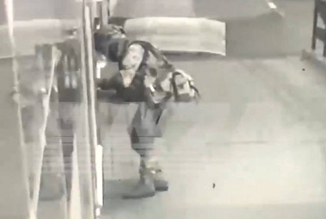 В сети появилось видео нападения вооруженного мужчины на полицейский участок