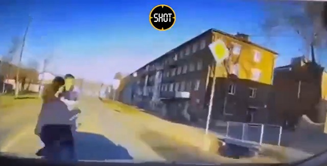 В Иркутской области водитель иномарки сбил перебегавших дорогу подростков – видео