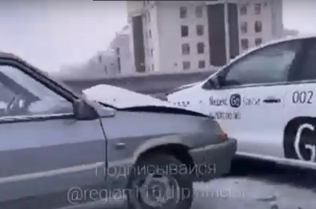 Видео: В Казани машина сервиса «Яндекс.Такси» попала в ДТП на улице Тихомирова