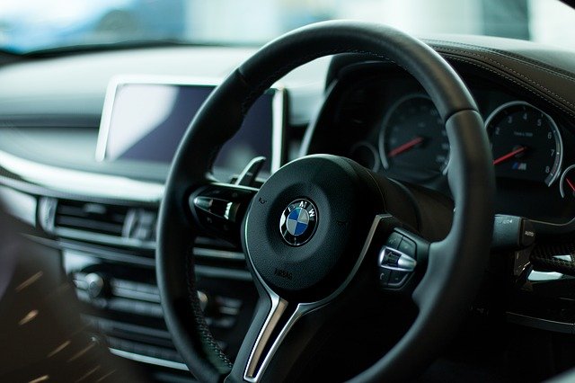 В Казани владелец BMW лишился авто прямо на дороге