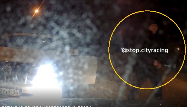 В Казани автохам на Toyota Land Cruiser разрешил дорожный спор пистолетом - видео