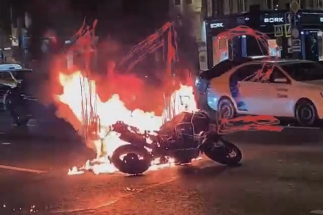 Огненное ДТП: после столкновения с «Газелью» мотоцикл вспыхнул как спичка - видео