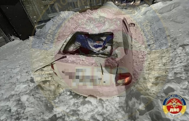 Сорвавшийся с крыши снег едва не убил 32-летнего водителя «Лады» в Казани