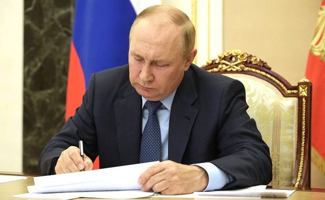 Путин поручил продолжать работу над повышением доступности авиаперелетов