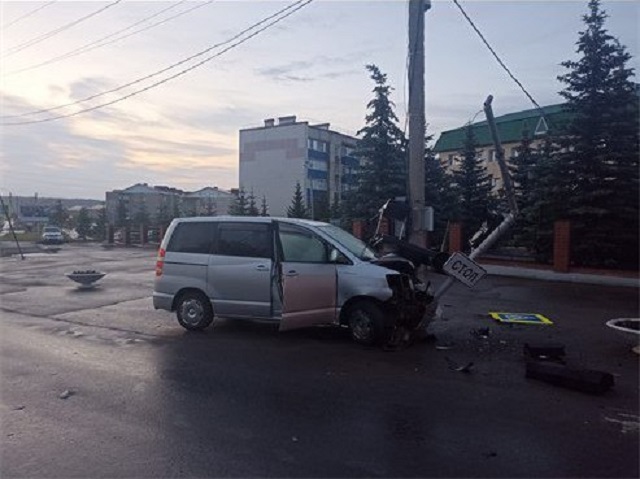 В Татарстане удиравший от полицейских 12-летний водитель иномарки впечатался в столб