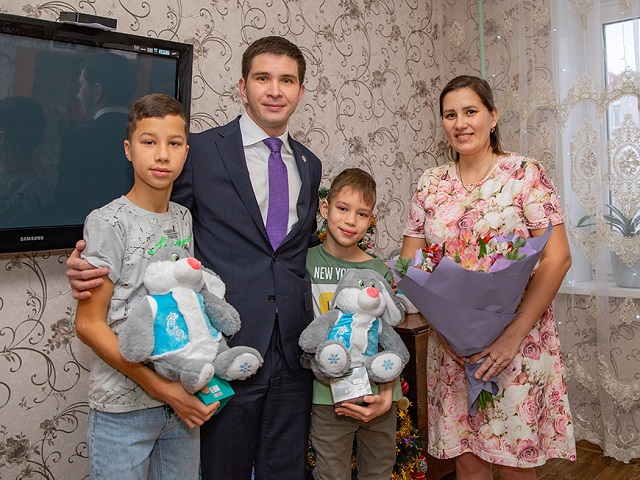 Минниханов исполнил мечты детей мобилизованного жителя Казани