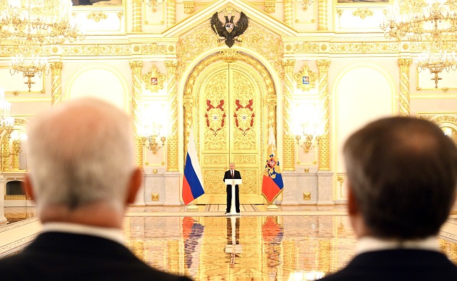 Владимир Путин назвал движение к многополярности главным вектором в мировой политике