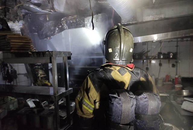 Десятки людей эвакуировали из-за пожара в кафе на улице Баумана в Казани