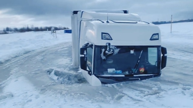 Многотонная фура ушла под лед на переправе через Каму в Татарстане - видео