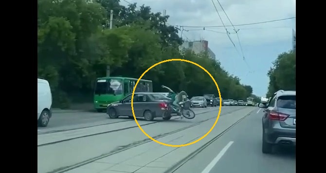 Танцующий велокурьер влетел в авто на трамвайных путях в Екатеринбурге – видео